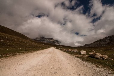 Picos de Europa 'nın güzel manzarası, Asturias, İspanya. Arka planda dağlar ve bulutlar olan manzara, Road.