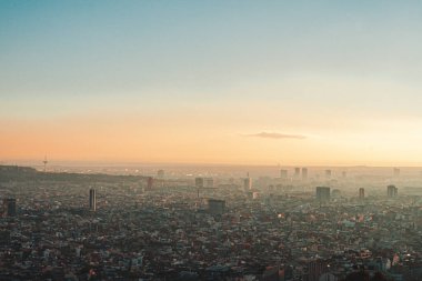Barcelona 'nın panoramik manzarası, Barselona' nın üzerindeki sis, kirlilik