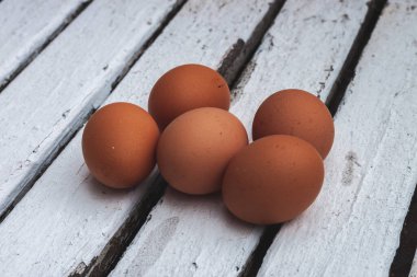 Beyaz bir masada beş yumurta.