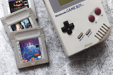 Barcelona, 13 Eylül 2022, Batman, tetris ve Terminatör oyunlarıyla Aygıt Oyunları çocuğu (1989)