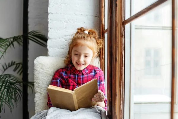 Een Klein Meisje Leest Een Boek Kind Vensterbank Groot Raam — Stockfoto