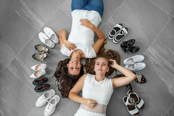 Two Women Lying Floor Lots Women Shoes Happy People Fashion — Stock Photo, Image