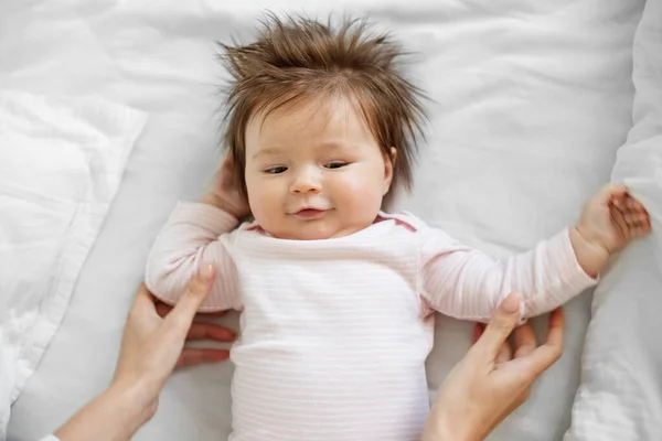 Hónapos Csecsemő Egy Gyönyörű Újszülött Lány Fekszik Egy Fehér Lepedőn — Stock Fotó