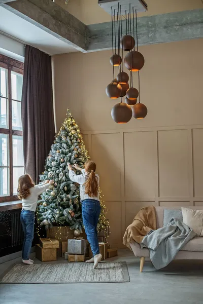 Kényelmes Otthon Modern Belső Tér Bézs Tónusokkal Boldog Nővérek Karácsonyra — Stock Fotó