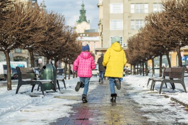 Kış mevsimi. Güzel şehir. Mutlu bir aile. Neşeli küçük kız kardeşler.