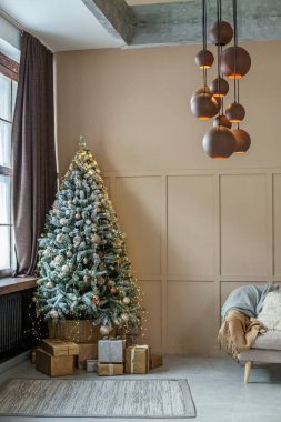 Bej tonlarda modern oda içi. Bir sürü hediyeli Noel ağacı. Dikey. Asıl lamba