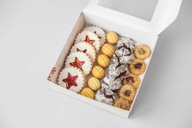 Hediye kutusunda çeşitli lezzetli kurabiyeler var. Boşluğu kopyala.