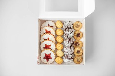 Hediye kutusunda çeşitli lezzetli kurabiyeler var. Boşluğu kopyala.