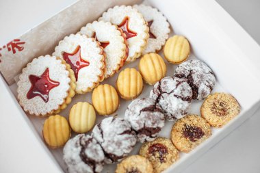 Hediye kutusunda çeşitli lezzetli kurabiyeler var. Üst görünüm.