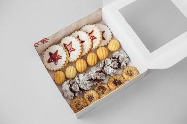 Hediye kutusunda çeşitli lezzetli kurabiyeler var. Boşluğu kopyala.