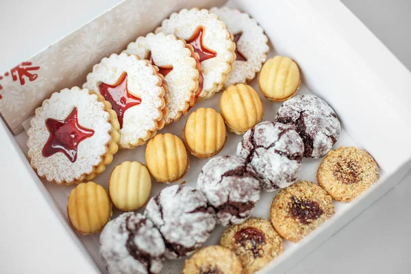 Hediye kutusunda çeşitli lezzetli kurabiyeler var. Üst görünüm.