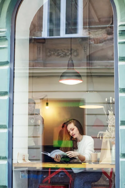 Sıcak içecek. Öğrenci görevleri öğreniyor. Dikey çerçeve. Çağdaş lamba.