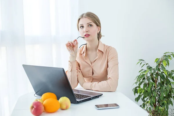 Donna Con Gli Occhiali Con Camicetta Beige Studente Femminile Utilizza — Foto Stock