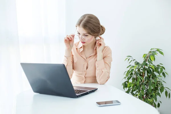 Mujer Con Gafas Con Blusa Beige Estudiante Utiliza Ordenador Portátil —  Fotos de Stock