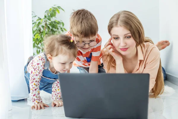 Family Lies Floor Bright Room Have Fun Kids — Stock Photo, Image