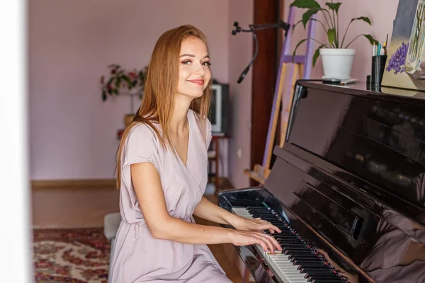 Jovem Toca Piano Casa Pianista Está Praticar Antes Concerto Hobies — Fotografia de Stock