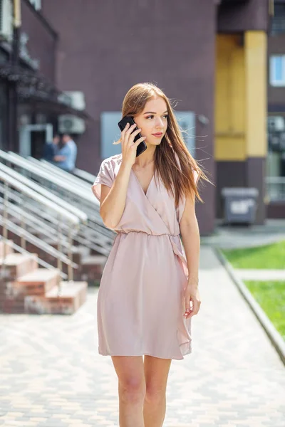 Piękna Lekka Sukienka Pastelowych Kolorach Biznes Kobieta Komunikuje Się Przez — Zdjęcie stockowe