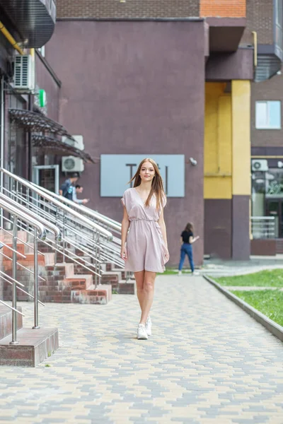 Vista Urbana Cabello Largo Estudiante Está Caminando Por Camino Hermosa — Foto de Stock