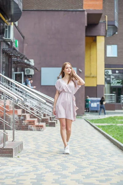 Vista Urbana Cabello Largo Estudiante Está Caminando Por Camino Hermosa — Foto de Stock