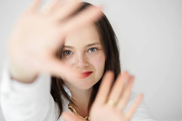Moldura Com Mãos Femininas Uma Menina Fundo Branco — Fotografia de Stock