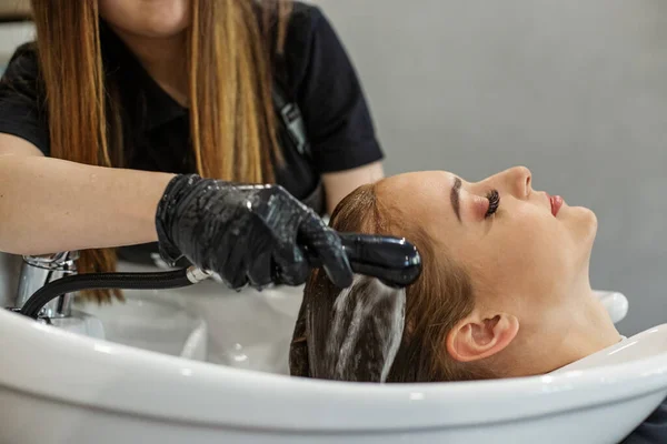 Žena Umytá Vlasy Kadeřnictví Relaxační Koncept Péče Vlasy Změna Image — Stock fotografie