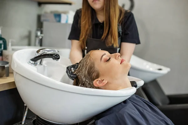 Coiffeur Lave Les Cheveux Client Dans Salon Coiffure — Photo
