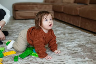 Küçük kız evde eğitici oyuncaklarla oynuyor..