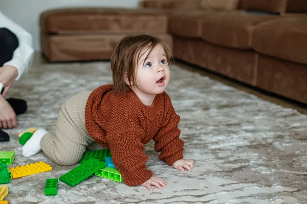 Küçük kız evde eğitici oyuncaklarla oynuyor..