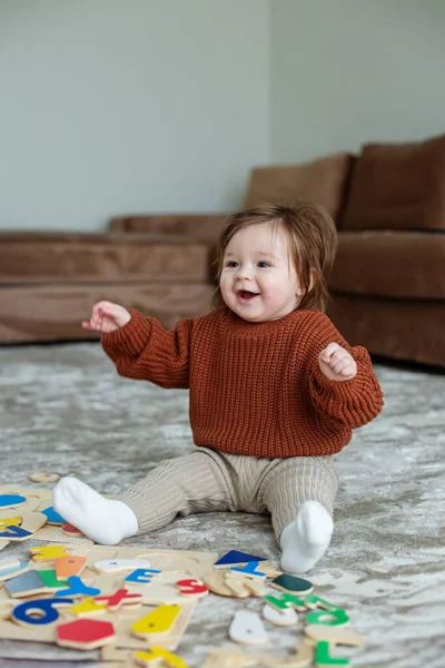 Lindo Bebé Jugando Con Colorido Juguete Arco Iris Sonríe Juego — Foto de Stock