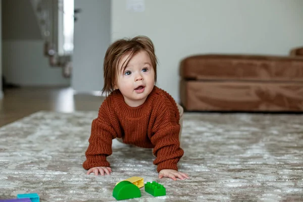 Kicsi Csecsemő Lány Játszik Oktatási Játékok Mat Otthon — Stock Fotó