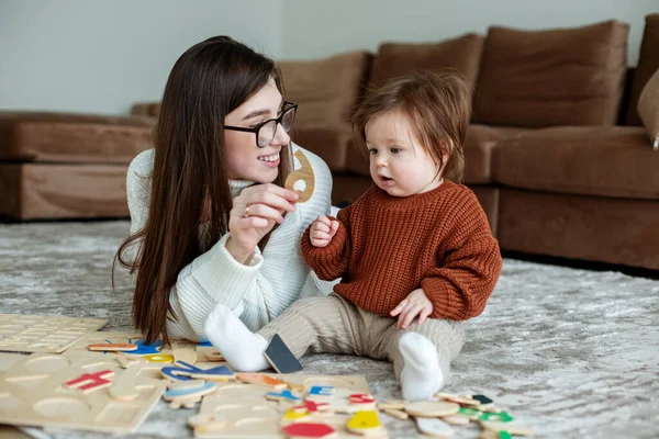 Bebis Månader Gammal Kvinnan Med Glasögon Träfärgade Bokstäver Och Siffror — Stockfoto