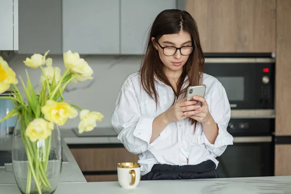 Brunette Lunettes Beau Vase Avec Des Fleurs Jaunes Cuisine Confortable — Photo