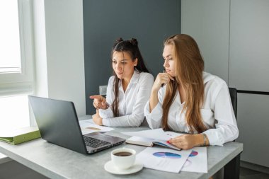 Fazladan para kazan. Para kazanmak. Hobileri nakite çevirmek. Yetenekli bir iş. Tutkuyu işe dönüştürmek. Para ödülleri.