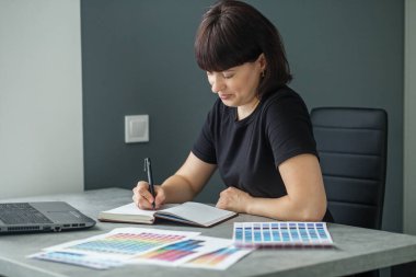 Fazladan para kazan. Para kazanmak. Hobileri nakite çevirmek. Yetenekli bir iş. Tutkuyu işe dönüştürmek. Parasal ödüller. Renk paleti. Kumaş örnekleri. Siyah gömlek. Modern ofis.