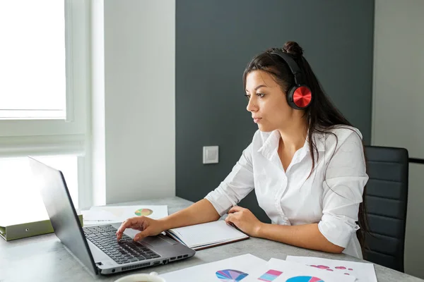 Giovane Studente Sta Studiando Online Impiegato Donna Affari Che Lavora — Foto Stock