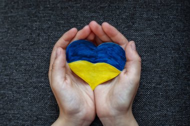 Savaşı durdurun. Ukrayna 'da barış. Ukrayna 'nın ulusal bayrağının sarı-mavi renklerinin kalbi.