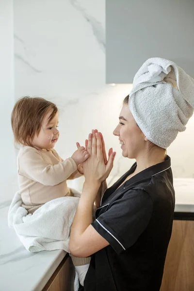 Ung Mamma Med Baby Handdukar Efter Dusch Badrummet Begreppet Hygien — Stockfoto