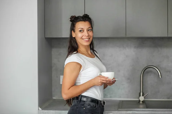 Fehér Csésze Teával Modern Belső Szürke Lány Mosolyog Kényelmes Otthon — Stock Fotó