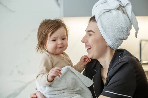 Vita Handdukar Mysigt Hus Familjetid Dagliga Hygienprocedurer Moderns Kärlek Till — Stockfoto