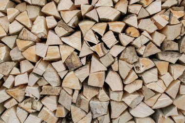 Doğal ahşap arka plan. Kesilmiş odun. Yakacak odun yığıldı ve kış için hazırlandı. Tahta deste yığını. Yakın plan.