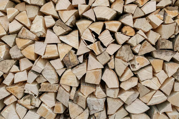 Doğal ahşap arka plan. Kesilmiş odun. Yakacak odun yığıldı ve kış için hazırlandı. Tahta deste yığını. Yakın plan.