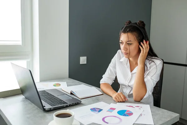 Estudiante Joven Está Estudiando Línea Trabajador Oficina Mujer Negocios Trabajando —  Fotos de Stock