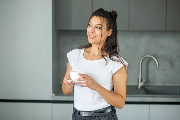 Fehér Csésze Teával Modern Belső Szürke Lány Mosolyog Kényelmes Otthon — Stock Fotó
