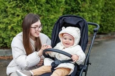Annesiyle kızını banliyöde gezdir. Bebek gülümsemesi. Annelik izninde zaman geçirmek