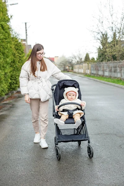 Annesiyle kızını banliyöde gezdir. Annelik izninde zaman geçirmek