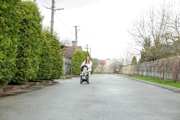Annesiyle kızını banliyöde gezdir. Annelik izninde zaman geçirmek