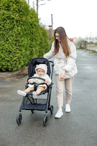 Annesiyle kızını banliyöde gezdir. Annelik izninde zaman geçirmek