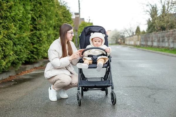Walk Mom Little Daughter Suburbs House Spending Time Maternity Leave — Stock Fotó