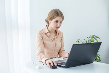 Kız öğrenci çalışmalarda dizüstü bilgisayar ve internet kullanır. Rahat bir iş yeri