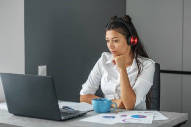 Genç öğrenci çevrimiçi çalışıyor. Ofis çalışanı. Ofiste çalışan bir iş kadını. Uygun bir iş yeri. Uzaktan kumanda. Fazladan para kazan. Para kazanmak. Hobileri nakite çevirmek. Yetenekli bir iş. Tutkuyu işe dönüştürmek. Para ödülleri.